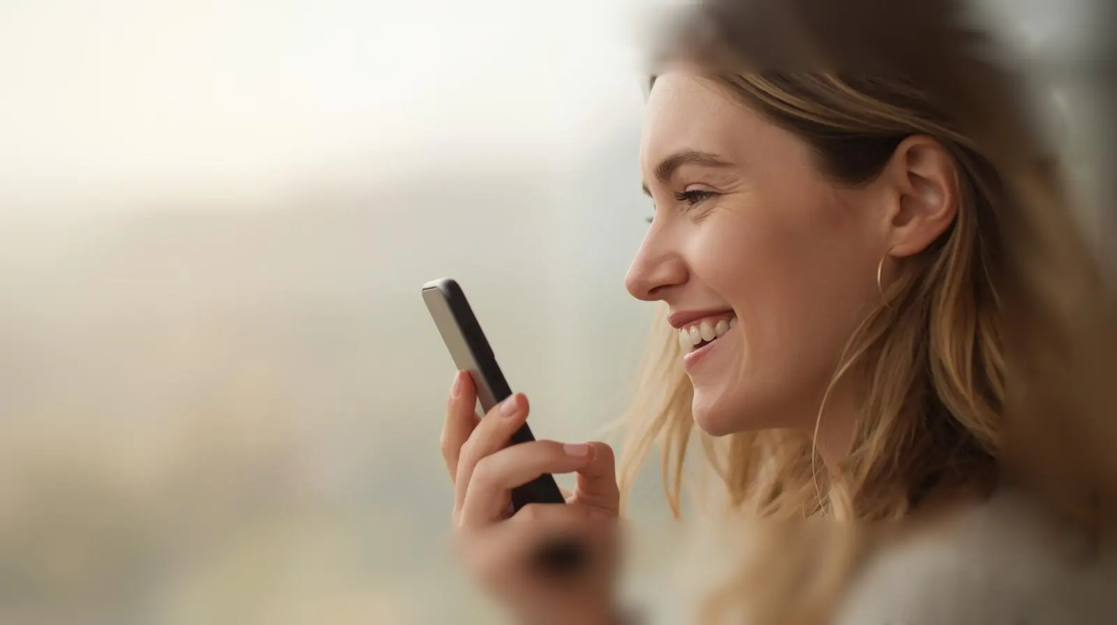 Pessoa sorrindo representando satisfação com o atendimento da Casuma